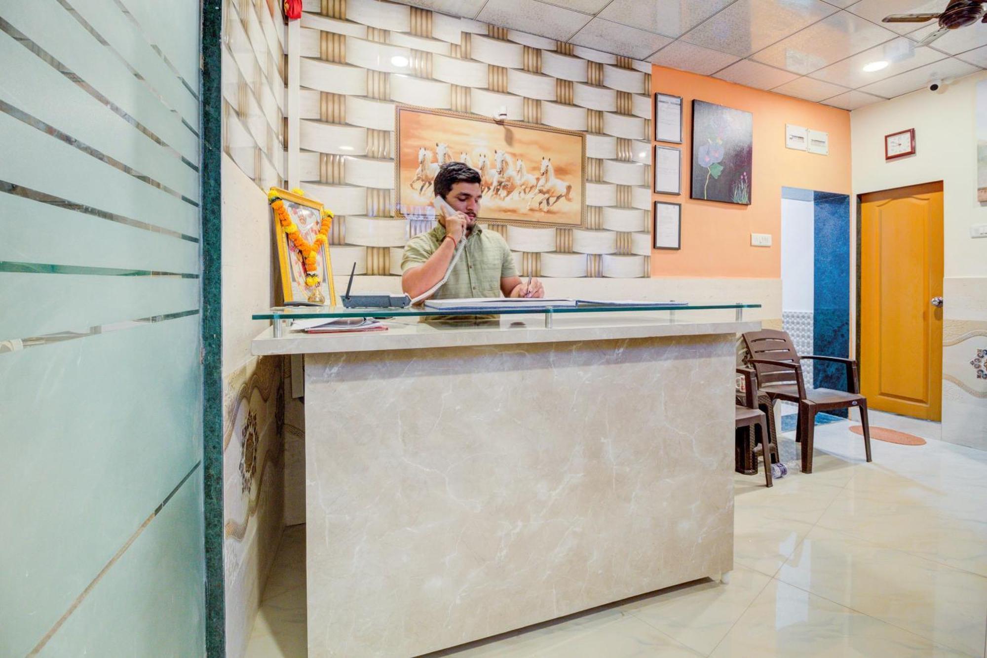 OYO 40902 Anjali Hotel Mumbai Bagian luar foto